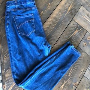 Jegging jeans that are skinny at the ankles. Perfect for fall & boot wearing! 💙